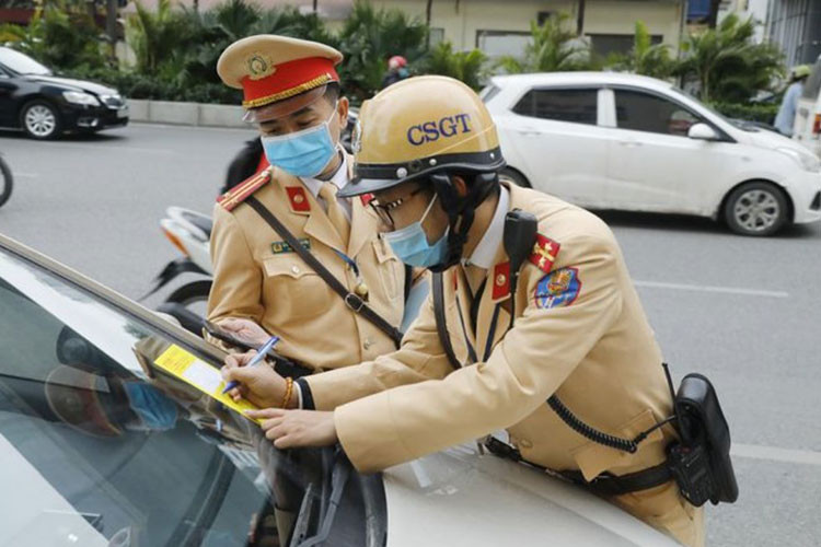 Su dung oto, xe may quen giay to chiu muc phat bao nhieu?-Hinh-2