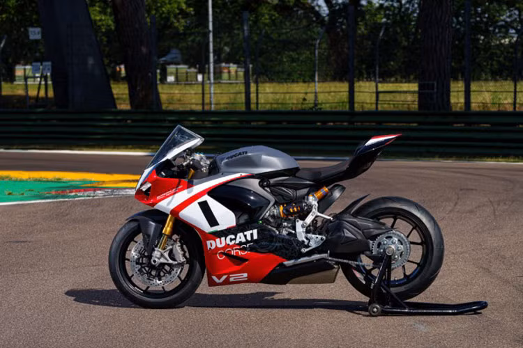 Đây là ấn phảm đặc biệt của gia đình xe Ducati Panigale V2. Mẫu xe Superquadro Final Edition lần này được trang bị động cơ mạnh mẽ, cho công suất tối đa 155 mã lực, đem lại trải nghiệm lái vô cùng phấn khích.
