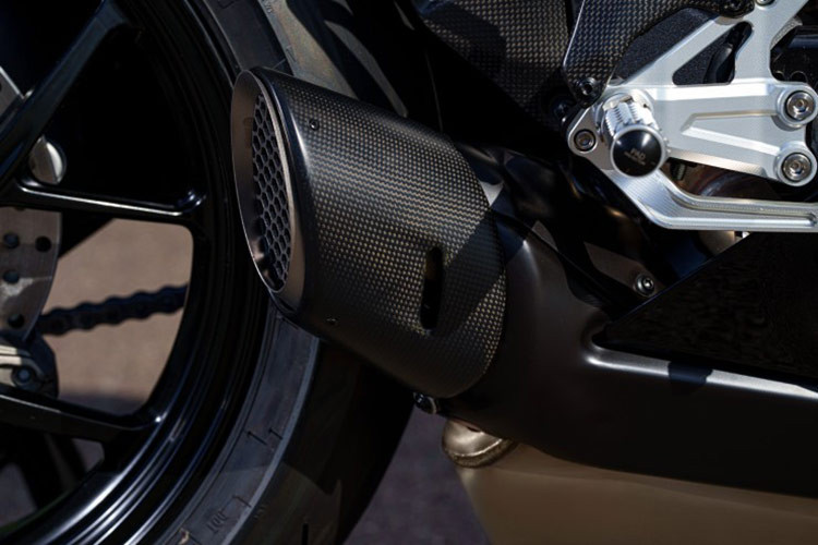 Ngoài ra, xe còn được trang bị hệ thống treo Öhlins và trợ lực lái. Chỗ để chân của người lái Rizoma có thể điều chỉnh được, được làm từ nhôm CNC. Cung cấp nguồn điện cho xe là khối pin lithium-ion...