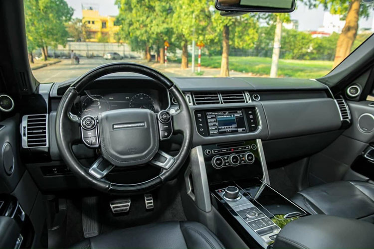 Range Rover Autobiography LWB Black Edition này có khoang nội thất với ệ điều khiển trung tâm, táp-pi cửa, vô-lăng và táp-lô được ốp gỗ tự nhiên tối màu. Phía sau vô-lăng là một màn hình đa thông tin kích thước 12,3 inch, trong khi vị trí trung tâm là màn hình giải trí cùng nhiều nút bấm vật lý hơn những mẫu đời mới. 