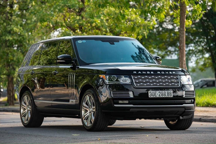 Mới đây, một đơn vị kinh doanh xe sang có tiếng tại Hà Nội đã chào bán chiếc Range Rover Autobiography Black Edition đời 2015 cực hiếm tại Việt Nam. Mức giá được showroom đưa ra tới hơn 8,4 tỷ đồng, đắt hơn cả một chiếc BMW X7 2022 "đập thùng" có giá hơn 6,8 tỷ đồng.