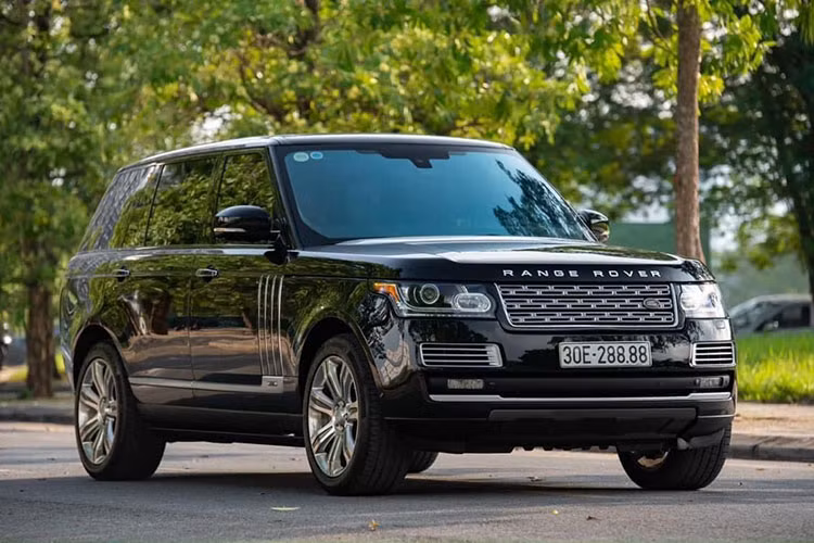 Mới đây, một đơn vị kinh doanh xe sang có tiếng tại Hà Nội đã chào bán chiếc Range Rover Autobiography Black Edition đời 2015 cực hiếm tại Việt Nam. Mức giá được showroom đưa ra tới hơn 8,4 tỷ đồng, đắt hơn cả một chiếc BMW X7 2022 "đập thùng" có giá hơn 6,8 tỷ đồng.