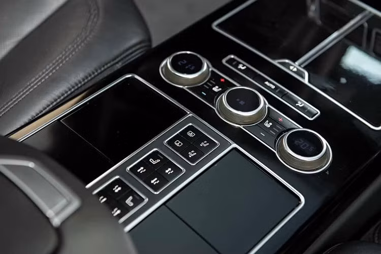 Ngoài ra, xe còn được trang bị thêm một số chức năng và công nghệ rất hiện đại khác như các hệ thống lái xe chống trượt, hỗ trợ an toàn khi lên và xuống dốc, hệ thống massage ở hàng ghế sau, tủ làm lạnh với 1 ngăn để rượu và 2 ngăn để cốc...