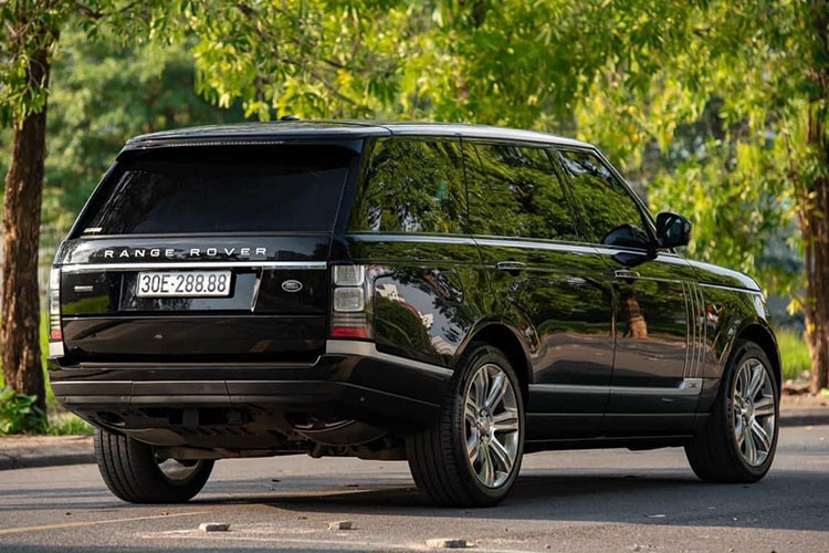 Phần đuôi xe không thay đổi nhiều so với Range Rover Autobiography thế hệ mới, với cụm đèn hậu thiết kế vuông vức đặt dọc truyền thống. Huy hiệu “Autobiography” được sơn đen tượng trưng cho phiên bản Black Edition. Dù thuộc đời 2015 nhưng xe vẫn sử dụng bậc lên xuống tự động bằng điện. Xe được trang bị bộ mâm 7 chấu kích thước 22 inch.