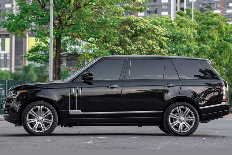 Về ngoại hình, chiếc xe SUV Range Rover Autobiography Black Edition hạng sang này không có quá nhiều sự khác biệt so với phiên bản tiêu chuẩn. Chiếc xe được phát triển dựa trên bản trục cơ sở dài, với kích thước chiều dài × rộng × cao lần lượt là 5.200 × 2.220 × 1.868 mm cùng chiều dài cơ sở đạt mức 3.120 mm.