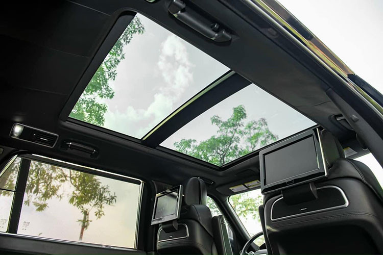 Một số trang bị có trên xe như hệ thống điều hòa 4 vùng độc lập, hệ thống âm thanh vòm Meridian gồm 29 loa, cửa sổ trời chỉnh điện,… Hàng ghế sau thiết kế dạng thương gian, với bệ tỳ tay cố định ngăn cách. Lưng ghế có thể ngả tới 17 độ, đi kèm tính năng làm mát hoặc massage thông qua nút bấm trên bệ tỳ tay. Mỗi ghế có thêm một màn hình 10,2 inch giải trí. Bàn làm việc di động được đặt bên trong bệ tỳ tay. 