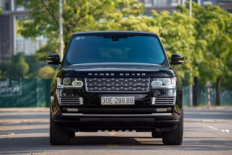 Ở thời điểm mới ra mắt, số lượng Range Rover SV Autobiography Black Edition tại Việt Nam đếm trên đầu ngón tay và chỉ được bán ra tại một số showroom phân phối không chính hãng. Chiếc xe trong bài được xem là hàng hiếm tại Việt Nam và đặc biệt nó lại sở hữu biển số "tứ quý 8" khá đẹp và độc.