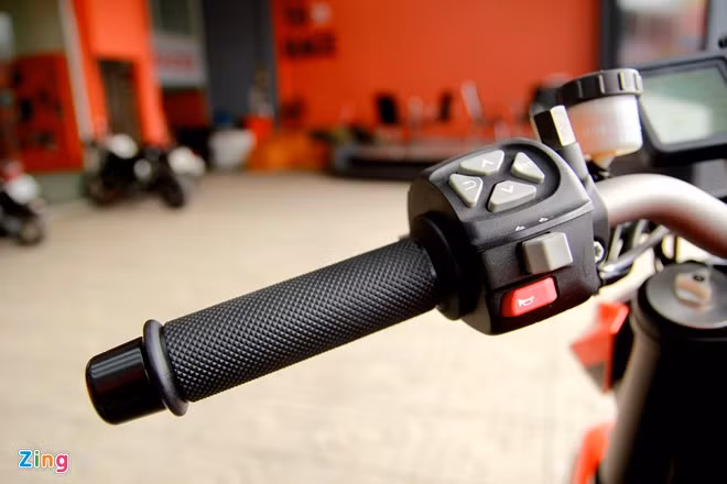 Xe sở hữu bảng đồng hồ trung tâm khá hiện đại, hiển thị đầy đủ các thông số như vận tốc vòng tua, tốc độ xe, thời gian, lượng xăng trong bình, số đang gài... Đặc biệt, màn hình phía bên tay trái hiển thị những thông tin về chế độ vận hành...