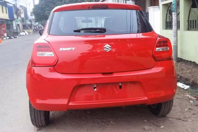 So với các thị trường khác, Swift Ấn Độ có đèn pha với bóng LED projector kèm đèn ban ngày dạng dải LED, tuy nhiên Suzuki đã sử dụng thiết kế lưới tản nhiệt nhựa thanh ngang thay vì vân tổ ong. Xe có thiết kế mâm 15 inch 2 tông màu, 5 cánh kép khác biệt.