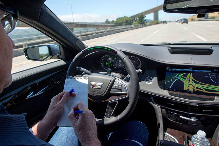 Cụ thể, công nghệ trợ lý lái Super Cruise trên Cadillac sẽ được tập trung đẩy mạnh. Hiện tính năng lái bán tự động này mới chỉ có mặt trên model CT6 hạng sang, nhưng sẽ sớm xuất hiện trên tất cả dòng xe Cadillac từ cuối năm 2020, theo thông tin mới nhất từ hãng xe Mỹ.