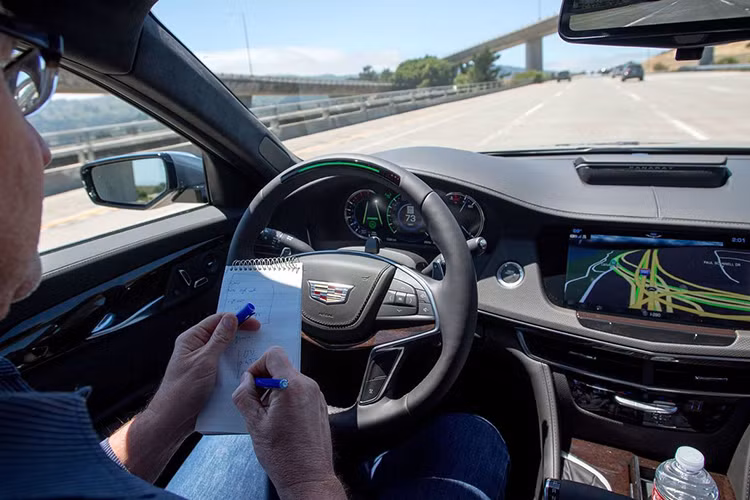 Cụ thể, công nghệ trợ lý lái Super Cruise trên Cadillac sẽ được tập trung đẩy mạnh. Hiện tính năng lái bán tự động này mới chỉ có mặt trên model CT6 hạng sang, nhưng sẽ sớm xuất hiện trên tất cả dòng xe Cadillac từ cuối năm 2020, theo thông tin mới nhất từ hãng xe Mỹ.