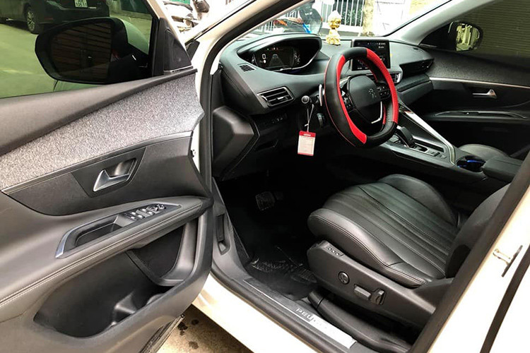 Nội thất của Peugeot 5008 tương tự với 3008 mới và có tên i-Cockpit. Điểm nhấn là vô lăng nhỏ, vát trên dưới tích hợp lẫy chuyển số thể thao. Màn hình cảm ứng 8 inch đặt nổi hỗ trợ kết nối Apple CarPlay, MirrorLink, Bluetooth,... Màn hình hiển thị thông tin HUD hiện đại kích thước 12,3 inch phía sau vô-lăng. Hệ thống âm thanh Focal Premium Hi-Fi, đĩa sạc không dây Qi, định vị TomTom, cửa sổ trời Panorama.