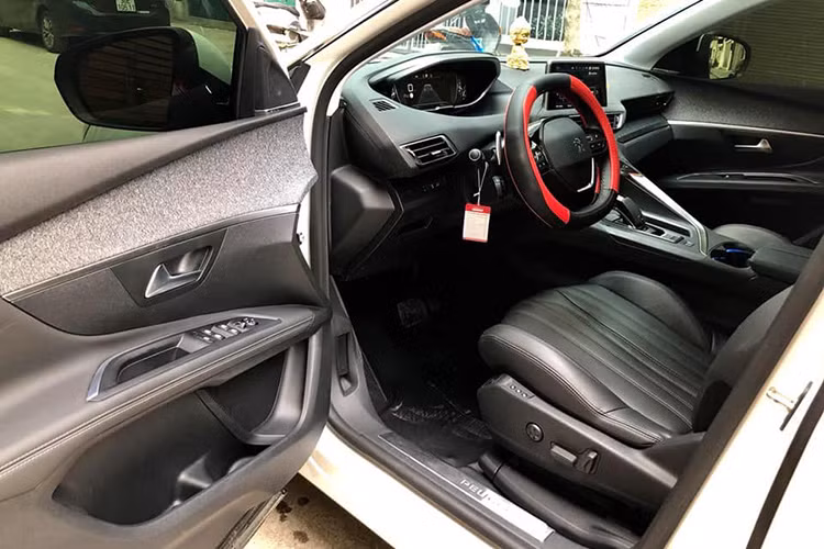 Nội thất của Peugeot 5008 tương tự với 3008 mới và có tên i-Cockpit. Điểm nhấn là vô lăng nhỏ, vát trên dưới tích hợp lẫy chuyển số thể thao. Màn hình cảm ứng 8 inch đặt nổi hỗ trợ kết nối Apple CarPlay, MirrorLink, Bluetooth,... Màn hình hiển thị thông tin HUD hiện đại kích thước 12,3 inch phía sau vô-lăng. Hệ thống âm thanh Focal Premium Hi-Fi, đĩa sạc không dây Qi, định vị TomTom, cửa sổ trời Panorama.