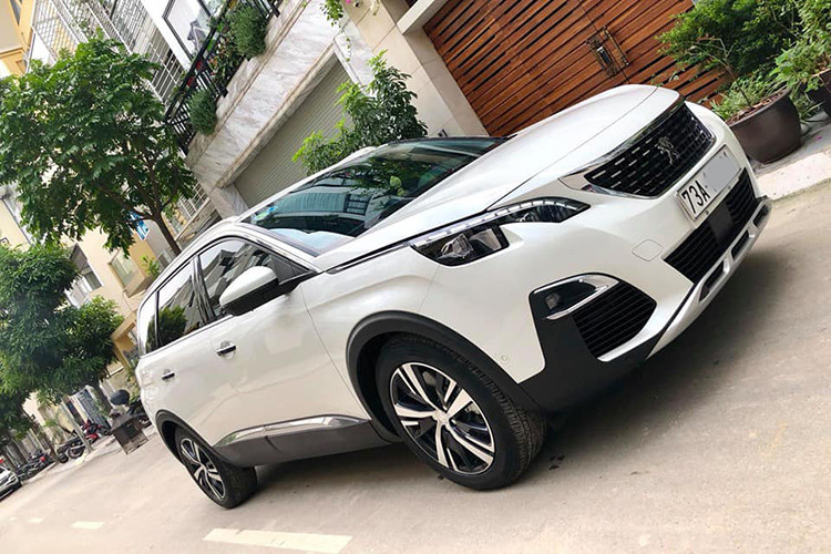 Tại thị trường Việt Nam, khi ra mắt giá xe Peugeot 5008 2018 bán ra khởi điểm từ 1,399 tỷ đồng. Chiếc xe trong bài viết hiện đang được chủ nhân chào bán trên các diễn đàn mua xe ôtô cũ với mức giá 1,35 tỷ đồng, chiếc xe mới chỉ "chạy lướt" khoảng 4000 km và còn gần như mới. Đáng tiếc là nó mang biển đăng lý tỉnh Quảng Bình.