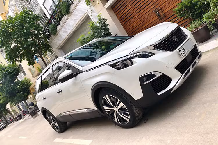 Tại thị trường Việt Nam, khi ra mắt giá xe Peugeot 5008 2018 bán ra khởi điểm từ 1,399 tỷ đồng. Chiếc xe trong bài viết hiện đang được chủ nhân chào bán trên các diễn đàn mua xe ôtô cũ với mức giá 1,35 tỷ đồng, chiếc xe mới chỉ "chạy lướt" khoảng 4000 km và còn gần như mới. Đáng tiếc là nó mang biển đăng lý tỉnh Quảng Bình.