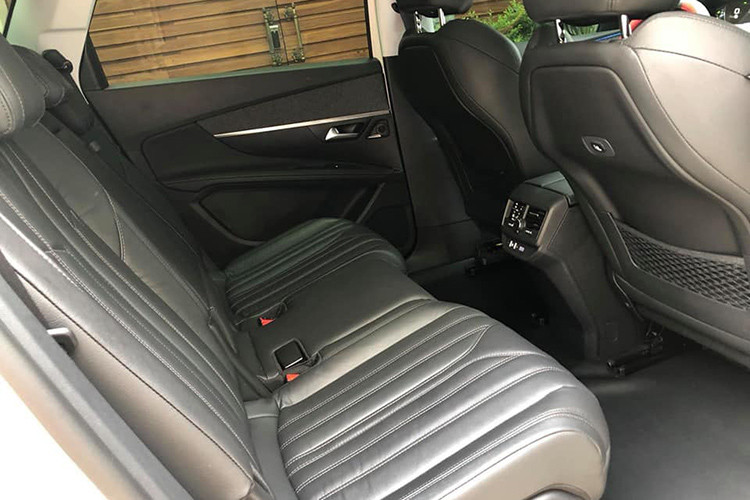 Phía sau, hàng ghế thứ 2 trên Peugeot 5008 được thiết kế khác biệt với tỷ lệ 40 – 60. Ghế ngồi tại đây có thể điều chỉnh trượt lên/xuống nhằm mở rộng khoảng duỗi chân cho hàng ghế thứ 3. Vị trí để chân của người ngồi thẳng hàng ghế lái có có một ngăn chứa đồ nhỏ dưới sàn. Tựa lưng ghế phụ có thêm nút bấm điều chỉnh đẩy ghế về trước nhằm tạo không gian lớn hơn cho khoang sau cũng như dễ dàng ra vào hàng ghế thứ 3.