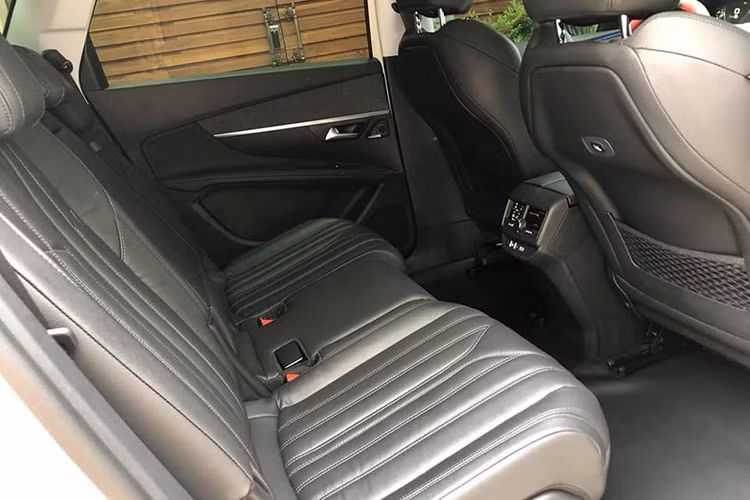 Phía sau, hàng ghế thứ 2 trên Peugeot 5008 được thiết kế khác biệt với tỷ lệ 40 – 60. Ghế ngồi tại đây có thể điều chỉnh trượt lên/xuống nhằm mở rộng khoảng duỗi chân cho hàng ghế thứ 3. Vị trí để chân của người ngồi thẳng hàng ghế lái có có một ngăn chứa đồ nhỏ dưới sàn. Tựa lưng ghế phụ có thêm nút bấm điều chỉnh đẩy ghế về trước nhằm tạo không gian lớn hơn cho khoang sau cũng như dễ dàng ra vào hàng ghế thứ 3.
