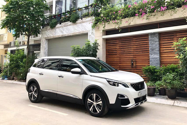 Tại Việt Nam, với giá bán và thiết kế của mình, mẫu xe Peugeot 5008 mới sẽ cạnh tranh trực tiếp với Toyota Fortuner, Mitsubishi Pajero Sport,... Xe được tập đoàn Trường Hải lắp ráp trong nước thay vì nhập khẩu nguyên chiếc như trước đây. Mẫu xe này xuất hiện khá ít trên thị trường xe cũ, nhưng mới đây một chủ xe đã rao bán tại Quảng Bình.