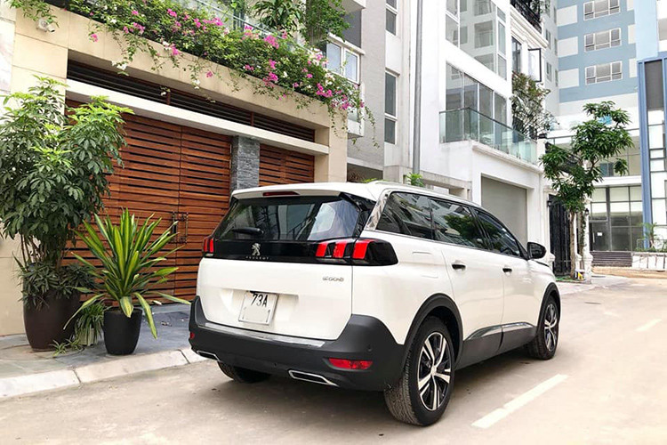 Thân xe được làm đơn giản, không có những đường gân dập nổi. Phía dưới có sự xuất hiện của ốp nhựa màu đen lớn và 2 tấm kim loại mạ chrome. Gương chiếu hậu chỉnh điện tích hợp đèn xi-nhan báo rẽ. Mâm xe 18 inch có thiết kế nhiều chi tiết trắng đen. Cụm đèn hậu kiểu mới đang dần được thiết kế phổ biến trên những mẫu xe Peugeot đời mới.