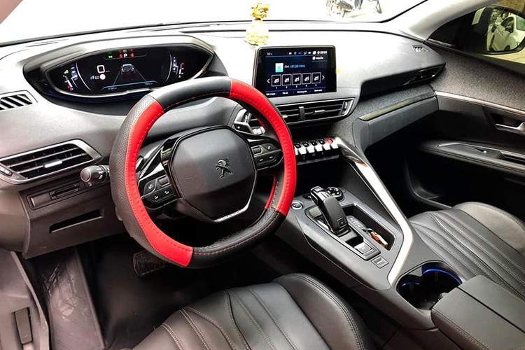 Các phím bấm phía dưới màn hình đặt nổi được thiết kế như những phím đàn Piano. Cụm điều khiển nổi bật với cần số điện tử rất hiện đại, nút khởi động thông minh, núm xoay điều chỉnh 5 điều kiện lái khác nhau. Phanh tay dạng điện tử đi kèm nút chuyển sang chế độ thể thao đặt dưới, rất kích thích người lái.