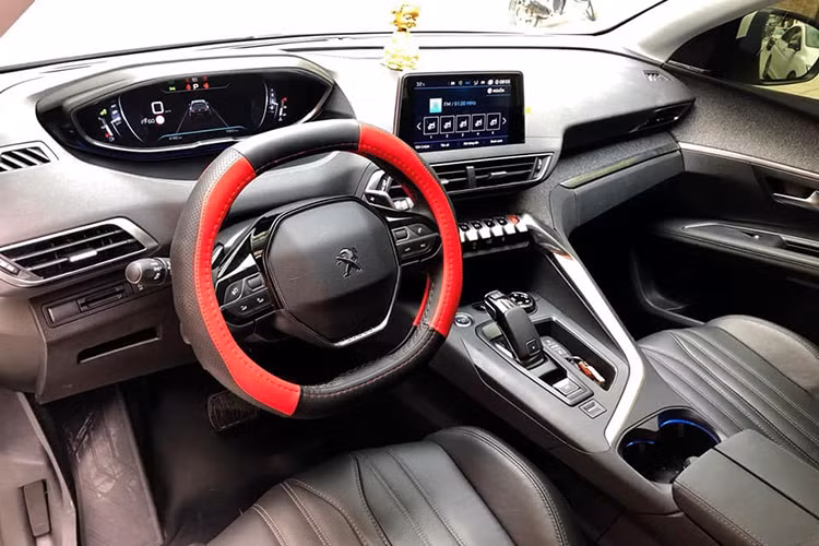 Các phím bấm phía dưới màn hình đặt nổi được thiết kế như những phím đàn Piano. Cụm điều khiển nổi bật với cần số điện tử rất hiện đại, nút khởi động thông minh, núm xoay điều chỉnh 5 điều kiện lái khác nhau. Phanh tay dạng điện tử đi kèm nút chuyển sang chế độ thể thao đặt dưới, rất kích thích người lái.