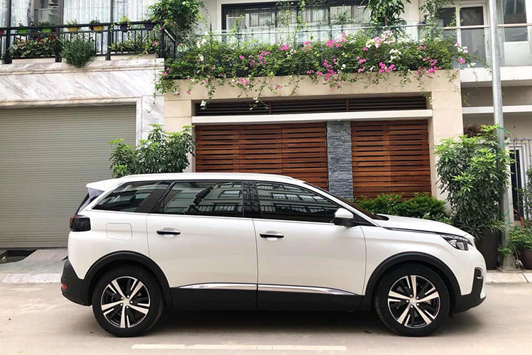 So với các đối thủ đến từ Nhật Bản, Peugeot 5008 mới mang trên mình sự khác biệt và được xem như làn gió mới đầy thú vị trong phân khúc SUV 7 chỗ tại thị trường Việt Nam. Nhìn thực tế, 5008 trông giống như một chiếc SUV thể thao mạnh mẽ kết hợp với phong cách thiết kế của một chiếc MPV đa dụng.