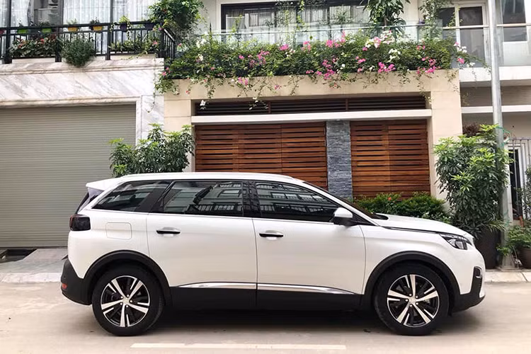 So với các đối thủ đến từ Nhật Bản, Peugeot 5008 mới mang trên mình sự khác biệt và được xem như làn gió mới đầy thú vị trong phân khúc SUV 7 chỗ tại thị trường Việt Nam. Nhìn thực tế, 5008 trông giống như một chiếc SUV thể thao mạnh mẽ kết hợp với phong cách thiết kế của một chiếc MPV đa dụng.