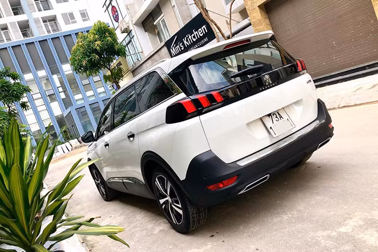 Một số công nghệ an toàn nổi bật bao gồm 16 cảm biến xung quanh xe, hệ thống cảnh báo và hỗ trợ giữ làn, hỗ trợ khởi hành ngang dốc, hệ thống chống trượt ASR, cân bằng điện tử, chống bó cứng phanh ABS, cảnh báo điểm mù, cảnh báo áp suất lốp và 6 túi khí quanh xe.