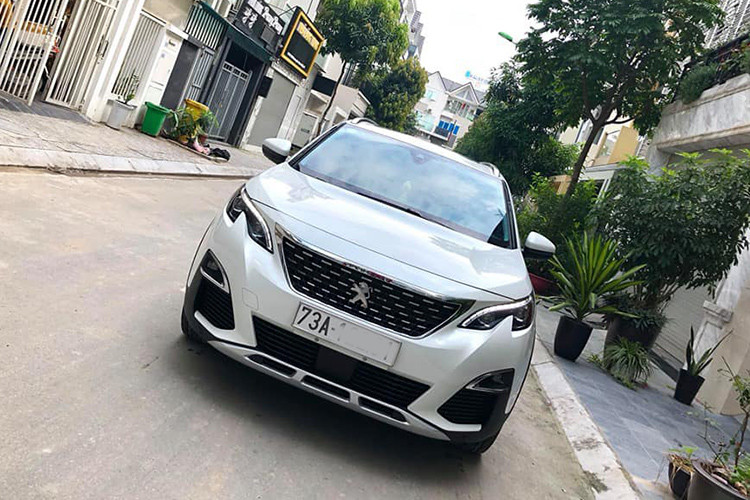 Về mặt thiết kế, diện mạo của phía trước của Peugeot 5008 tương tự như đàn em 3008 tại Việt Nam. Lưới tản nhiệt được làm dạng hạt nổi, mạ chrome cao cấp, cụm đèn pha sử dụng công nghệ LED tích hợp điều hướng theo góc cua. Đèn định vị dạng LED mô phỏng móng vuốt sư tử (hình ảnh thương hiệu của hãng xe Pháp). Cản trước được làm từ kim loại bản to thể hiện sự khỏe khoắn.