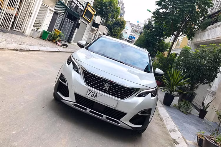 Về mặt thiết kế, diện mạo của phía trước của Peugeot 5008 tương tự như đàn em 3008 tại Việt Nam. Lưới tản nhiệt được làm dạng hạt nổi, mạ chrome cao cấp, cụm đèn pha sử dụng công nghệ LED tích hợp điều hướng theo góc cua. Đèn định vị dạng LED mô phỏng móng vuốt sư tử (hình ảnh thương hiệu của hãng xe Pháp). Cản trước được làm từ kim loại bản to thể hiện sự khỏe khoắn.