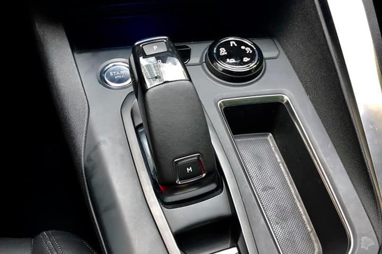 Peugeot 5008 tại Việt Nam được trang bị khối động cơ xăng tăng áp 4 xy-lanh thẳng hàng, trục cam kép, 16 van biến thiện dung tích 1,6L cho công suất tối đa 165 mã lực, mô-men xoắn cực đại 245 Nm đi kèm hộp số tự động 6 cấp. Xe có tốc độ tối đa 205 km/h. Hệ thống treo trước kiểu độc lập macpherson, phía sau là dạng thanh xoắn.