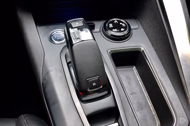 Peugeot 5008 tại Việt Nam được trang bị khối động cơ xăng tăng áp 4 xy-lanh thẳng hàng, trục cam kép, 16 van biến thiện dung tích 1,6L cho công suất tối đa 165 mã lực, mô-men xoắn cực đại 245 Nm đi kèm hộp số tự động 6 cấp. Xe có tốc độ tối đa 205 km/h. Hệ thống treo trước kiểu độc lập macpherson, phía sau là dạng thanh xoắn.