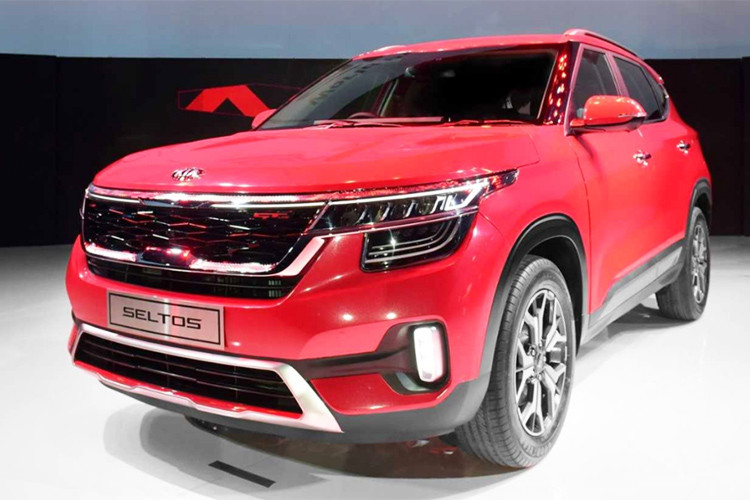 Hướng đến nhóm khách hàng trẻ tuổi và năng động, Kia Seltos không hề gây thất vọng khi sở hữu những đường dập nổi ngang hông đầy mạnh mẽ cùng lưới tản nhiệt lớn và sắc sảo. Đầu xe ấn tượng với hệ thống đèn chiếu sáng chữ "p" ngược nằm ngang, dải đèn sương mù đặt dọc ở hốc hút gió phía trước.