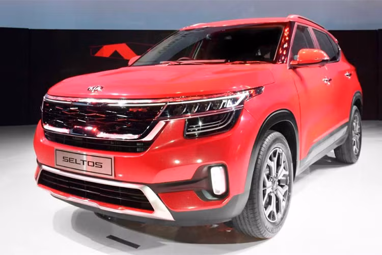 Hướng đến nhóm khách hàng trẻ tuổi và năng động, Kia Seltos không hề gây thất vọng khi sở hữu những đường dập nổi ngang hông đầy mạnh mẽ cùng lưới tản nhiệt lớn và sắc sảo. Đầu xe ấn tượng với hệ thống đèn chiếu sáng chữ "p" ngược nằm ngang, dải đèn sương mù đặt dọc ở hốc hút gió phía trước.