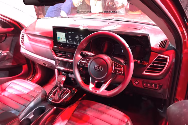 Bên trong nội thất xe được bọc da, trang bị màn hình cảm ứng lớn 10,25 inch trên táp lô. Để tăng thêm tính tiện nghi cũng như tạo cảm giác thoải mái trải nghiệm công nghệ, Kia còn tích hợp trên xe màn hình HUD 8 inch, dàn loa Bose cao cấp và hệ thống đèn nền nội thất "ấm cúng".