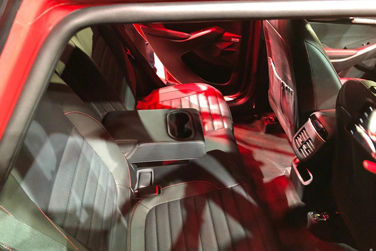 Tại thị trường Ấn Độ, mẫu xe SUV Kia Seltos mới sẽ được bán ra với 3 tùy chọn động cơ khác nhau trong đó gồm 2 bản máy xăng và một bản máy dầu. Cụ thể, Kia Seltos bản máy xăng 1,5l và máy dầu 1,5l có công suất 115 mã lực, bản máy xăng tăng áp 1,4 mạnh 140 mã lực.