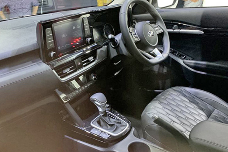 Theo công bố, Kia Seltos sở hữu nhiều tính năng hỗ trợ người lái và an toàn chủ động lẫn bị động như: bộ kiểm soát độ cân bằng xe (gồm hệ thống kiểm soát độ bám đường và cân bằng điện tử), hỗ trợ khởi hành ngang dốc, hỗ trợ phanh khẩn cấp tự động, cảm ứng đỗ xe trước/sau, camera 360 độ… Xe có 3 chế độ lái Normal, Eco và Sport.