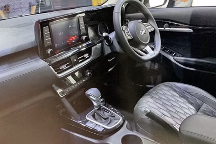 Theo công bố, Kia Seltos sở hữu nhiều tính năng hỗ trợ người lái và an toàn chủ động lẫn bị động như: bộ kiểm soát độ cân bằng xe (gồm hệ thống kiểm soát độ bám đường và cân bằng điện tử), hỗ trợ khởi hành ngang dốc, hỗ trợ phanh khẩn cấp tự động, cảm ứng đỗ xe trước/sau, camera 360 độ… Xe có 3 chế độ lái Normal, Eco và Sport.