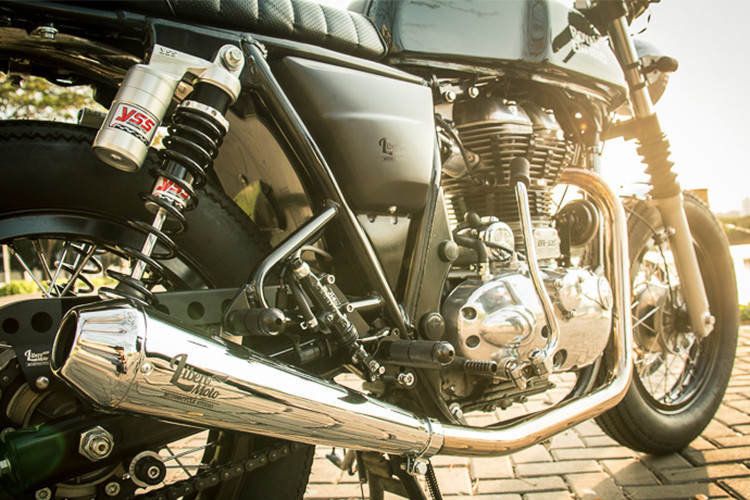 Ống xã mạ Chrome sáng bóng làm điểm nhấn cho tổng thể xe, cho ra âm thanh mạnh mẽ hơn cũng như tăng thêm mã lực cho chiếc xe môtô hoài cổ. Ngoài ra, ốp kim loại bảo vệ sên cũng được Libero Moto thiết kế riêng cho chiếc Continental GT trong bài viết này.