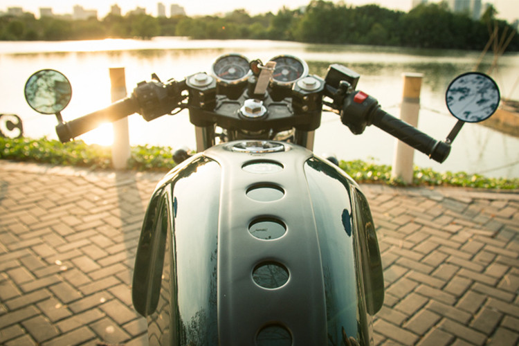 Bình xăng 13,5 Lít của Continental GT vốn đã mang thiết kế khá đẹp, nên đã được giữ nguyên và ốp thêm đai bảo vệ phía trên… vừa tăng thêm độ “chất” vừa có công dụng bảo vệ bình xăng khỏi trầy xước.