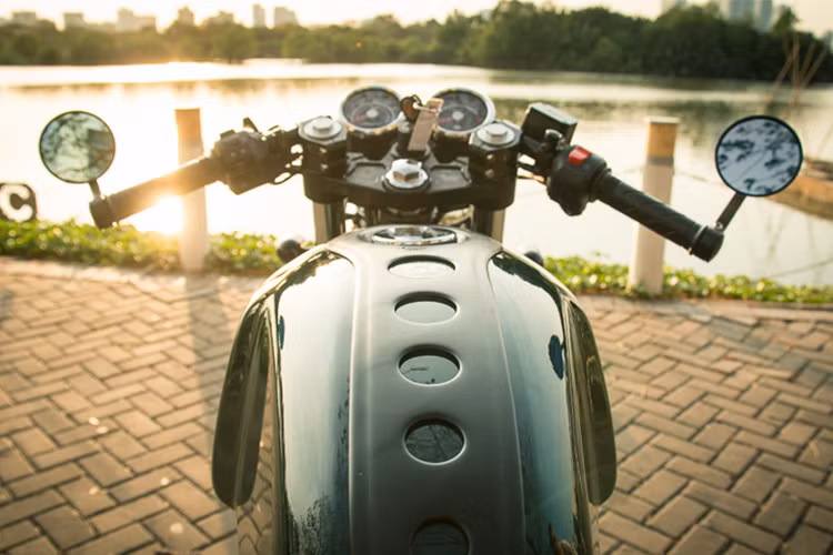 Bình xăng 13,5 Lít của Continental GT vốn đã mang thiết kế khá đẹp, nên đã được giữ nguyên và ốp thêm đai bảo vệ phía trên… vừa tăng thêm độ “chất” vừa có công dụng bảo vệ bình xăng khỏi trầy xước.