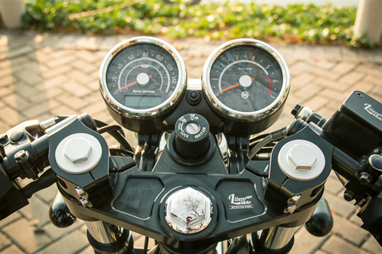 Cùm ghi đông Clip-on được CNC nguyên khố gắn lên tahy cho nguyên bản, đi kèm với đó là các món đồ chơi như; Kính gù đồ chơi, tay thắng tay côn có nấc tăng chỉnh phù hợp với mọi kích cỡ bàn tay và nắp bình dầu đồ chơi v.v…Cụm đồng hồ xe và khoá điện vẫn được giữ nguyên bản.