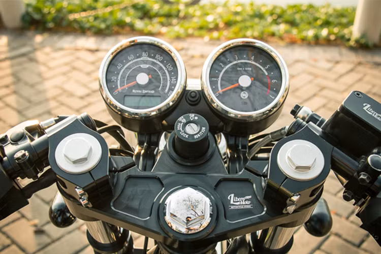 Cùm ghi đông Clip-on được CNC nguyên khố gắn lên tahy cho nguyên bản, đi kèm với đó là các món đồ chơi như; Kính gù đồ chơi, tay thắng tay côn có nấc tăng chỉnh phù hợp với mọi kích cỡ bàn tay và nắp bình dầu đồ chơi v.v…Cụm đồng hồ xe và khoá điện vẫn được giữ nguyên bản.