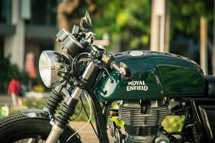 Tổng thể Continental GT sau khi “lột xác” tại showroom Royal Enfield Việt Nam, với gói độ full đồ chơi 22 món của Libero Moto (1 thương hiệu đồ chơi xe nổi tiếng của Thái Lan). Xe gần như chỉ được giữ lại nguyên bản gồm bình xăng, khung sường, phuộc trước và khối động cơ 535cc.
