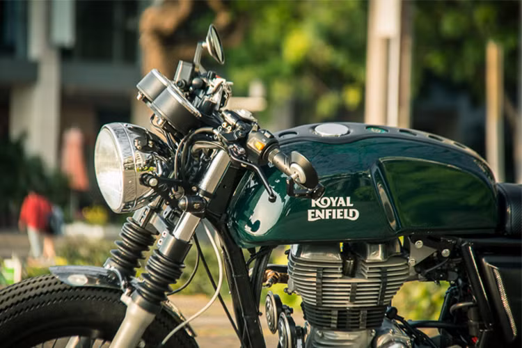 Tổng thể Continental GT sau khi “lột xác” tại showroom Royal Enfield Việt Nam, với gói độ full đồ chơi 22 món của Libero Moto (1 thương hiệu đồ chơi xe nổi tiếng của Thái Lan). Xe gần như chỉ được giữ lại nguyên bản gồm bình xăng, khung sường, phuộc trước và khối động cơ 535cc.