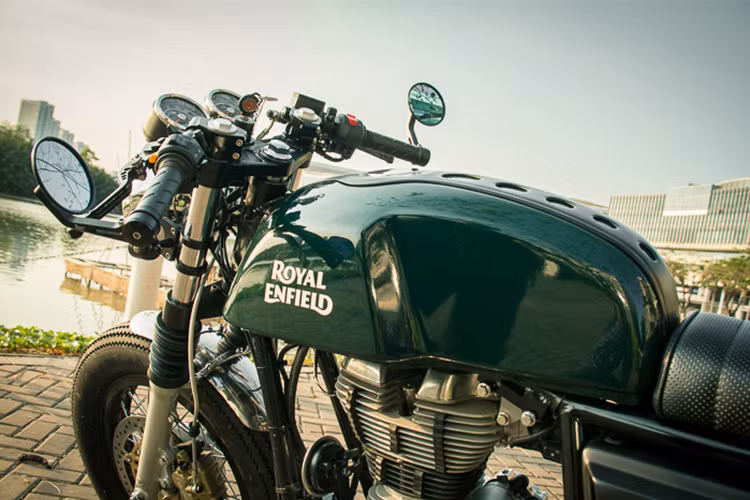 Các chi tiết đều đã được thay thế bằng các món đồ chơi sẵn có, đã được Libero Moto thiết kế riêng cho mẫu Continental GT. Phần đầu đèn xe dạng tròn cổ điển nguyên zin, bộ pát bắt đầu đèn và cặp xi nhan đã được thay thế bằng bộ pát CNC màu đen cứng cáp.