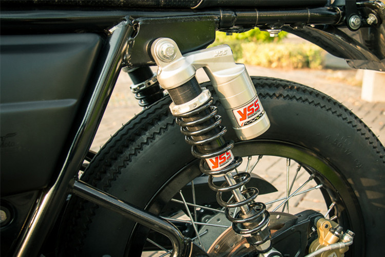 Ngoài việc thiết kế lại chắn bùn trước ngắn hơn để lộ vẻ đẹp của "lốp béo", kèm vành đồ chơi của Libero Moto. Thêm chi tiết đáng kể nữa trên xe là cặp phuộc sau hàng hiệu của YSS, tích hợp sẵn bình dầu phụ cũng được trang bị giúp xe chạy ổn định hơn trên mọi cung đường. 