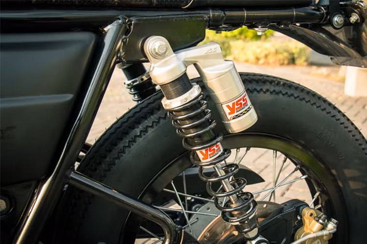 Ngoài việc thiết kế lại chắn bùn trước ngắn hơn để lộ vẻ đẹp của "lốp béo", kèm vành đồ chơi của Libero Moto. Thêm chi tiết đáng kể nữa trên xe là cặp phuộc sau hàng hiệu của YSS, tích hợp sẵn bình dầu phụ cũng được trang bị giúp xe chạy ổn định hơn trên mọi cung đường. 