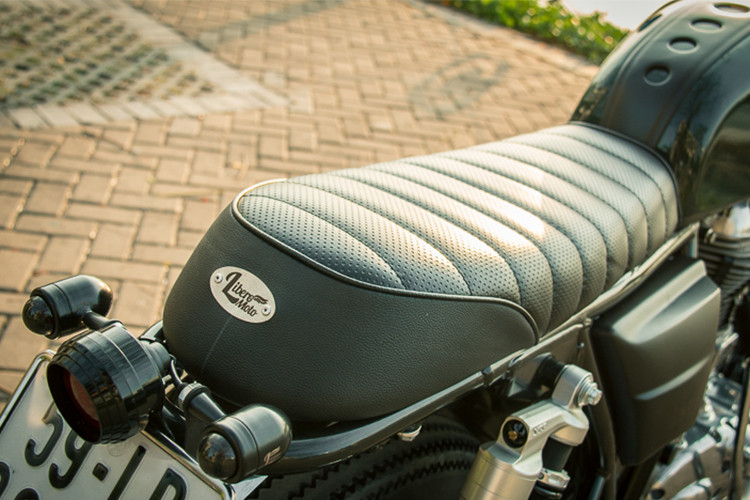 Yên xe nguyên bản dạng solo hoặc tách rời theo phong cách cũ được độ mới kiểu "bánh mỳ" khá đẹp mắt. Chiều cao yên của Royal Enfield Continental GT chỉ 800mm, khá phù hợp với giới trẻ Việt hiện nay.