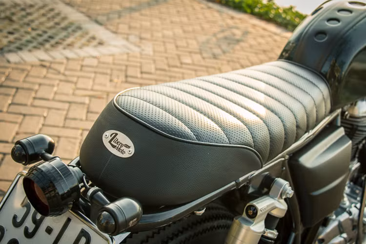 Yên xe nguyên bản dạng solo hoặc tách rời theo phong cách cũ được độ mới kiểu "bánh mỳ" khá đẹp mắt. Chiều cao yên của Royal Enfield Continental GT chỉ 800mm, khá phù hợp với giới trẻ Việt hiện nay.